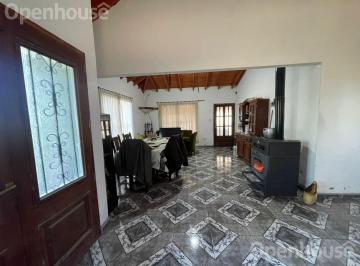 Casa · 159m² · 4 Ambientes · 1 Cochera · Venta de Casa 4 Amb Exaltacion de La Cruz!