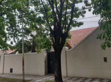 Casa · 240m² · 5 Ambientes · Maravillosa Casa a La Venta en Distinguida Zona!