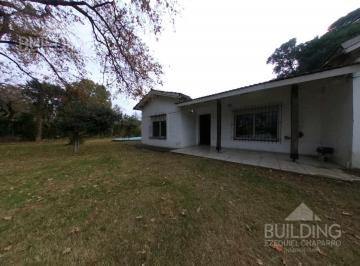 Casa · 195m² · 5 Ambientes · Casa en Venta - 2 Dorm. - Escritorio - 1 Baño - Pileta - Quincho - Cochera Descubierta - Parqu