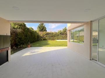 Casa · 215m² · 6 Ambientes · 1 Cochera · Casa en Village del Parque
