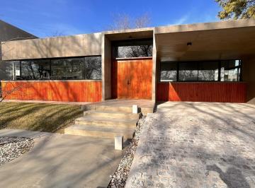 Casa · 222m² · 3 Dormitorios · 1 Cochera · Propiedad a Estrenar con Piscina