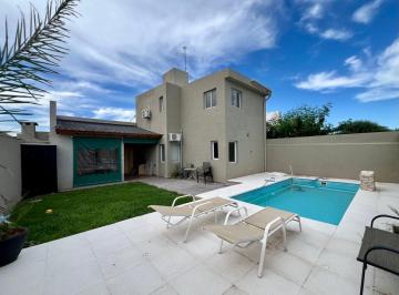 Casa · 180m² · 6 Ambientes · 2 Cocheras · Casa de 3 Dorm. con Pileta en Miradores de Manantiales 1