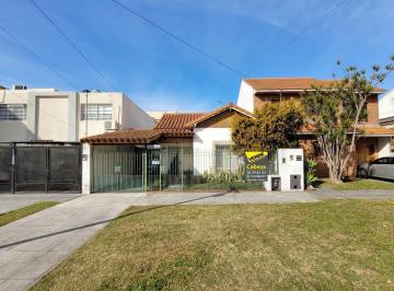 Casa · 110m² · 4 Ambientes · 2 Cocheras · Casa en Venta - Apto Credito - Quilmes Oeste