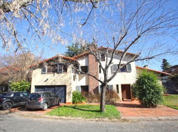 Casa · 362m² · 5 Ambientes · 2 Cocheras · Casa de 4 Dorm. en Pequeño Barrio Cerrado de 6 Casas con Excelente Lote