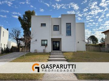 Casa · 180m² · 4 Ambientes · 2 Cocheras · Casa en Venta en San Matías con Pileta