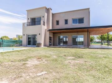 Casa · 187m² · 5 Ambientes · 2 Cocheras · Lote Interno. Muy Equipada. S/ Muebles.