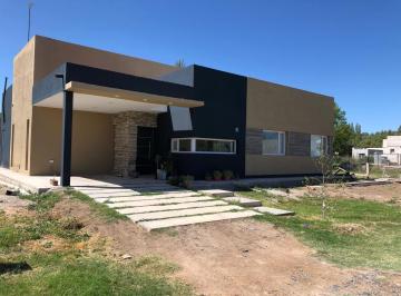 Casa · 129m² · 4 Ambientes · 1 Cochera · Alquiler Casa 3 Dorm y Pileta en Barrio La Castellana Neuquen