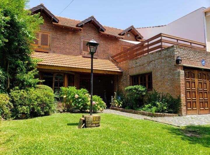 Casa · 270m² · 4 Ambientes · 2 Cocheras