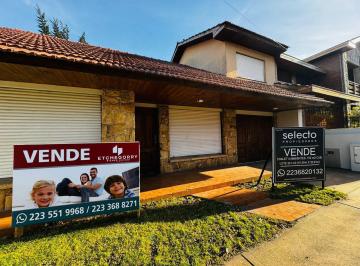 Casa · 150m² · 4 Ambientes · 1 Cochera · Casa en Lamadrid 4500 de Cuatro Ambientes con Parque y Quincho