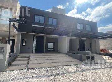 Casa · 183m² · 4 Ambientes · 2 Cocheras · Excelentes Duplex de Diseño en Colinas de Manantiales! Celidad Premium!