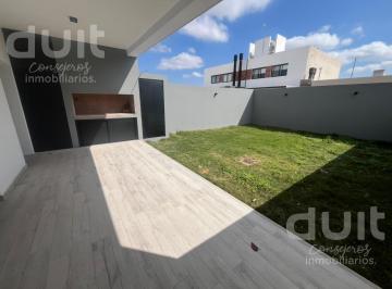 Casa · 183m² · 5 Ambientes · 1 Cochera · Excelentes Duplex de Diseño en Colinas de Manantiales! Celidad Premium!