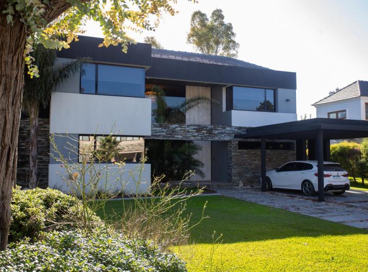 Casa · 420m² · 7 Ambientes · 2 Cocheras