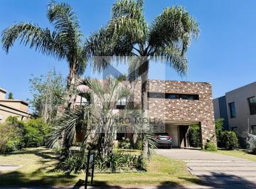 Casa · 240m² · 6 Ambientes · 2 Cocheras · Casa en Barrio Cerrado Altos del Sol