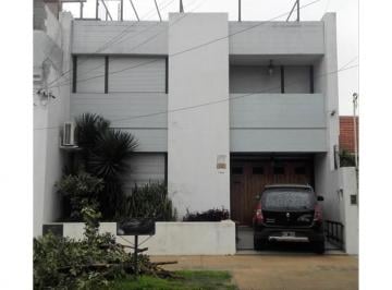 Casa · 180m² · 3 Ambientes · 2 Cocheras · Casa en Venta a 2 Cuadras de Alvear Rebajada