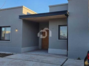 Casa · 135m² · 4 Ambientes · 2 Cocheras · Casa en Venta en Vila Marina I, Villanueva, Tigre