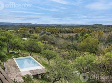 Casa · 300m² · 4 Dormitorios · 2 Cocheras · Casa en Venta en La Granja 300 m² con Pileta
