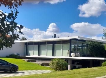 Casa · 335m² · 4 Ambientes · 4 Cocheras · Casa en Estancias del Pilar