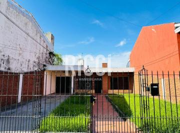 Casa · 109m² · 3 Ambientes · 2 Cocheras · Casa en Venta 3 Ambientes en Berazategui, Apto Credito.
