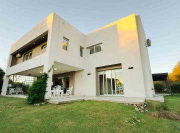 Casa · 228m² · 5 Ambientes · 3 Cocheras · Casa en Country Causana