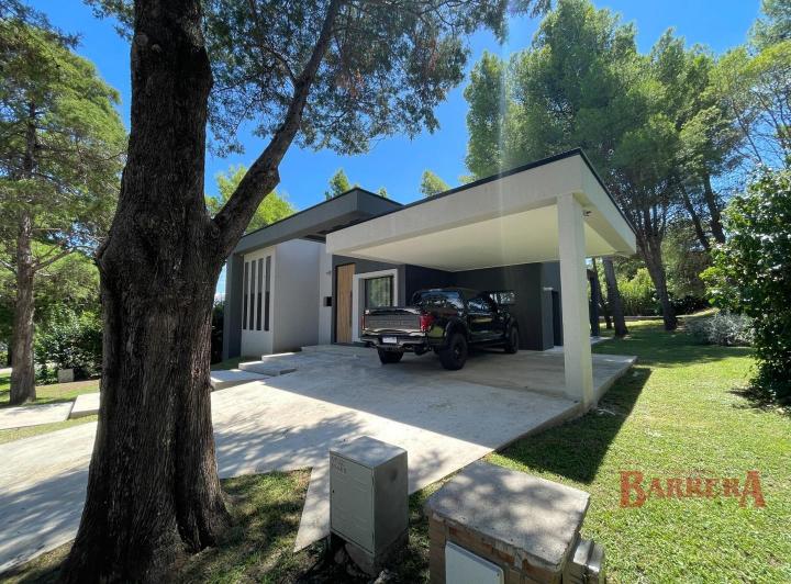 Casa · 211m² · 4 Ambientes · 2 Cocheras