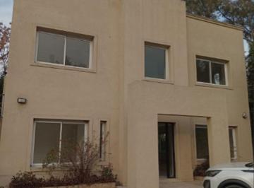 Casa · 180m² · 6 Ambientes · 1 Cochera · Casa a La Venta en Pilar