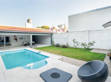 Casa · 131m² · 4 Ambientes · 2 Cocheras · Casa en Venta con Pileta en Castelar