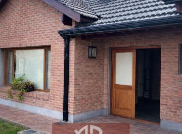 Casa · 228m² · 6 Ambientes · 2 Cocheras · Excelente Casa de 4 Dorm. en La Concepcion de Lujan