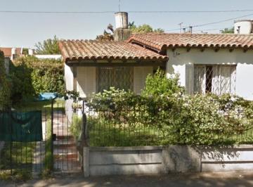 Casa · 62m² · 2 Ambientes · 2 Cocheras · Casa a Refaccionar Muy Bien Ubicado