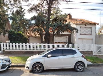 Casa · 186m² · 4 Ambientes · 1 Cochera · Casa Adrogue