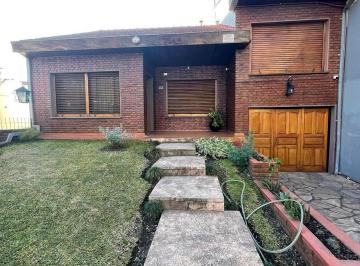 Casa · 230m² · 4 Ambientes · 3 Cocheras · Chalet en Venta en Ituzaingo Sur
