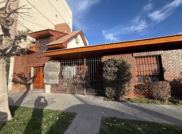 Casa · 172m² · 7 Ambientes · 1 Cochera · Casa en Confluencia
