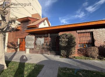 Casa · 172m² · 7 Ambientes · 1 Cochera · Casa en Confluencia
