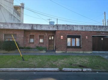 Casa · 110m² · 4 Ambientes · 2 Cocheras · Monseñor Chimento 1711