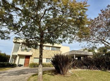 Casa · 406m² · 6 Ambientes · 1 Cochera · Casa en El Golf