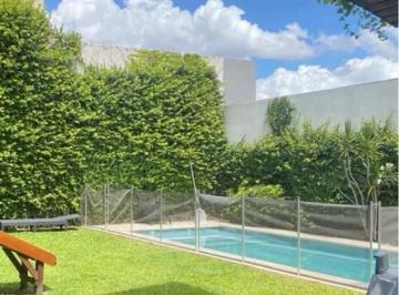 Casa · 180m² · 5 Ambientes · 2 Cocheras · Casa Chalet en Venta en Lomas de Zamora, G. B. a. Zona Sur, Argentina