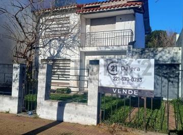 Casa · 130m² · 5 Ambientes · Casa en Venta a Reciclar en Calle 24 Entre 61y62.