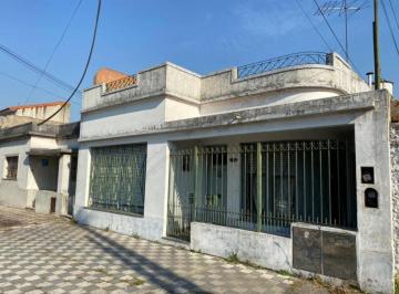 Frente de la casa · Venta - Casa Para 2 Familias en Sarandí de 5 Ambientes con Patio y Terraza