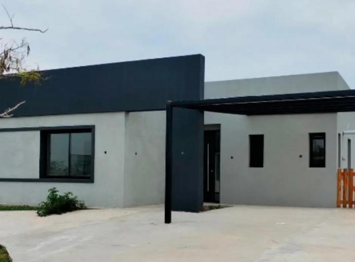 Casa · 850m² · 5 Ambientes · 4 Cocheras
