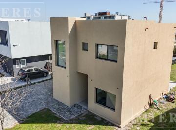 Casa · 170m² · 5 Ambientes · Casa en Venta Sobre Lote Interno en Barrio Araucarias Puertos