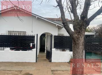 Casa · 70m² · 3 Ambientes · 1 Cochera · Hermoso Chalet 3 Ambientes Para Actualizar con Cochera y Patio - Béccar - San Isidro