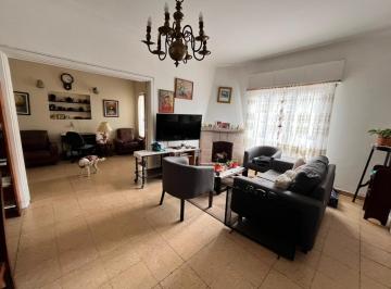 Casa de 4 ambientes, Miramar · Chalet en Venta Ubicado en Calle 20 Entre 13 y 15