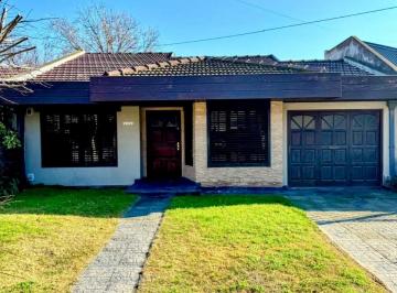 Casa · 141m² · 3 Dormitorios · 2 Cocheras · Se Vende Casa. Colinas de Perallta Ramos. Permuta. A. Credito