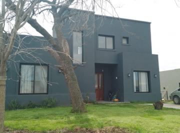 Casa · 170m² · 4 Ambientes · 2 Cocheras · Casa en San Sebastian