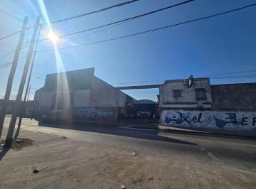 Bodega-Galpón , Lanús · ¡Oportunidad en Zona Industrial! - Galpón en Venta con Salida a Dos Calles