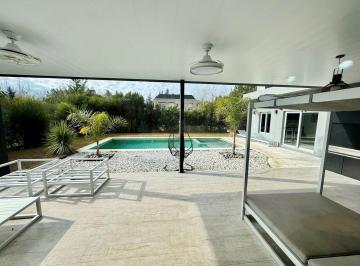 Casa · 340m² · 7 Ambientes · 2 Cocheras · Exclusiva Casa en Venta! San Eliseo Golf & Country! Apta Credito! Piscina Climatizada. 4 Habitacione