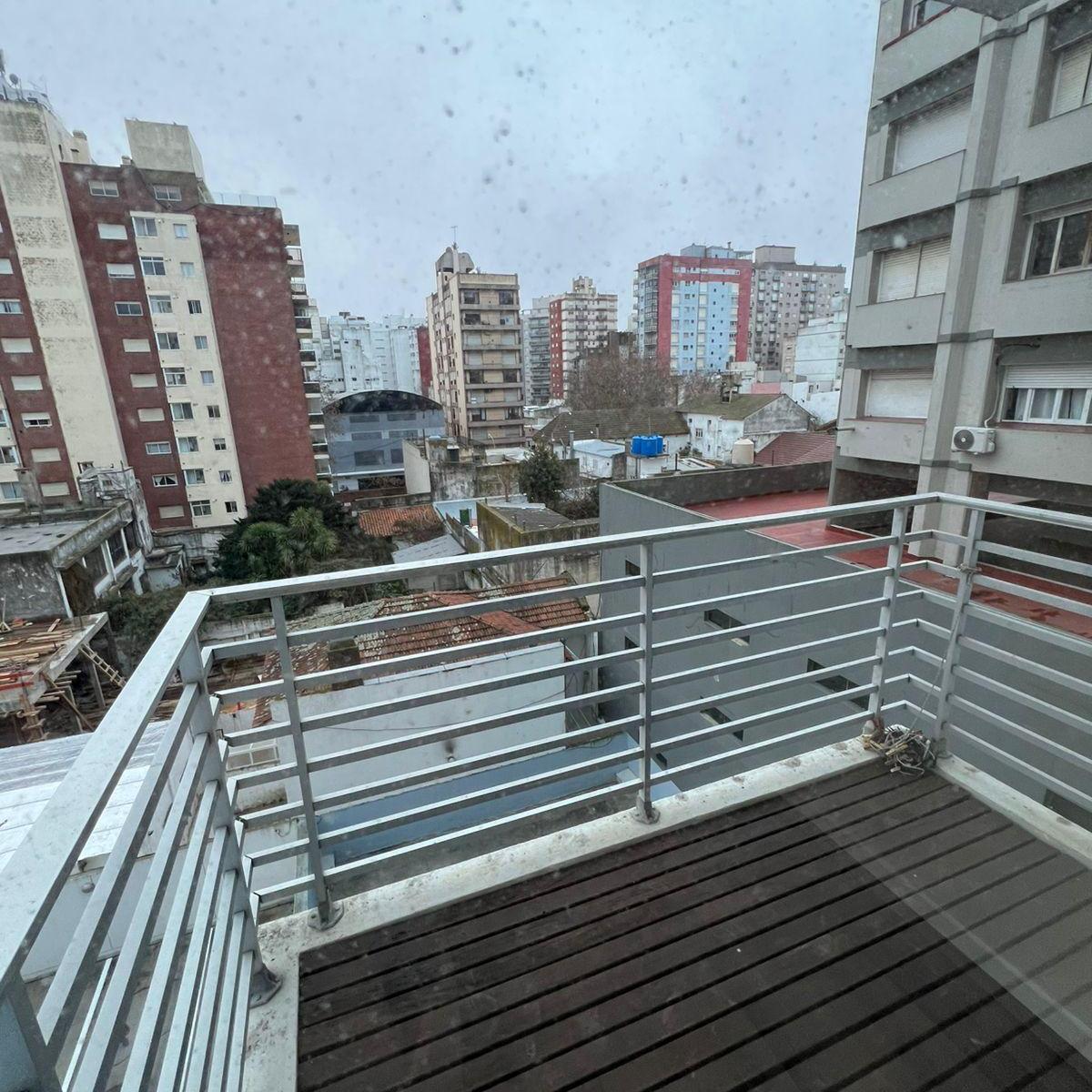 Excelente departamento en venta de 3 ambientes con cochera descubierta