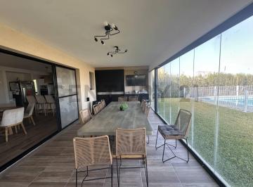 Casa · 215m² · 5 Ambientes · 2 Cocheras · Venta Casa en El Cantón 5 Ambientes con Quincho y Pileta Climatizada – Barrio Golf - El Cantón