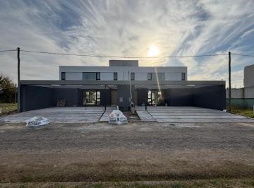 Casa · 150m² · 4 Ambientes · 3 Cocheras · Casa en Venta en Calle 510 Entre 139 y 140