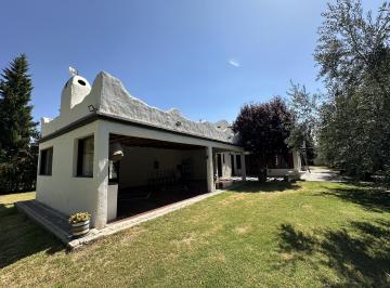 Desde el parque · Casona Estilo Santa Fé, Entre Viñedos.