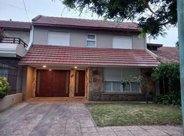 Casa · 200m² · 4 Ambientes · 1 Cochera · Casa en Parque Luro